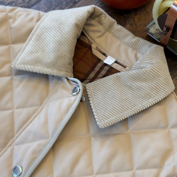 BNWOT! Never worn, only removed tags! Burberry - Quilted Barn Jacket Soft fawn L - Picture 14 of 15